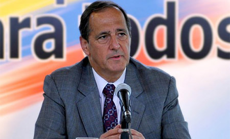 Juan Camilo Restrepo Juan Camilo Restrepo será el negociador jefe para la paz con el ELN